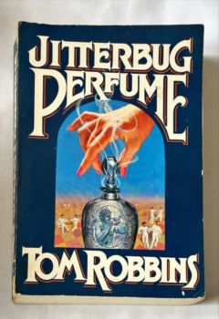 <a href="https://www.touchelivros.com.br/livro/o-perfume-de-jitterbug-2/">O Perfume de Jitterbug - Tom Robbins</a>