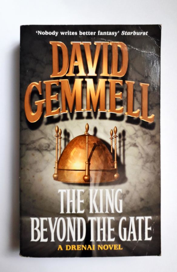 <a href="https://www.touchelivros.com.br/livro/the-king-beyond-the-gate-the-drenai-saga/">The King Beyond the Gate – the Drenai Saga - David Gemmell</a>
