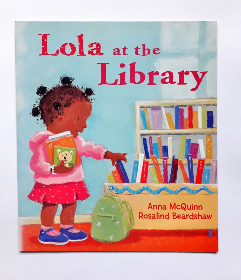 Lola At the Library - Anna Mcquinn