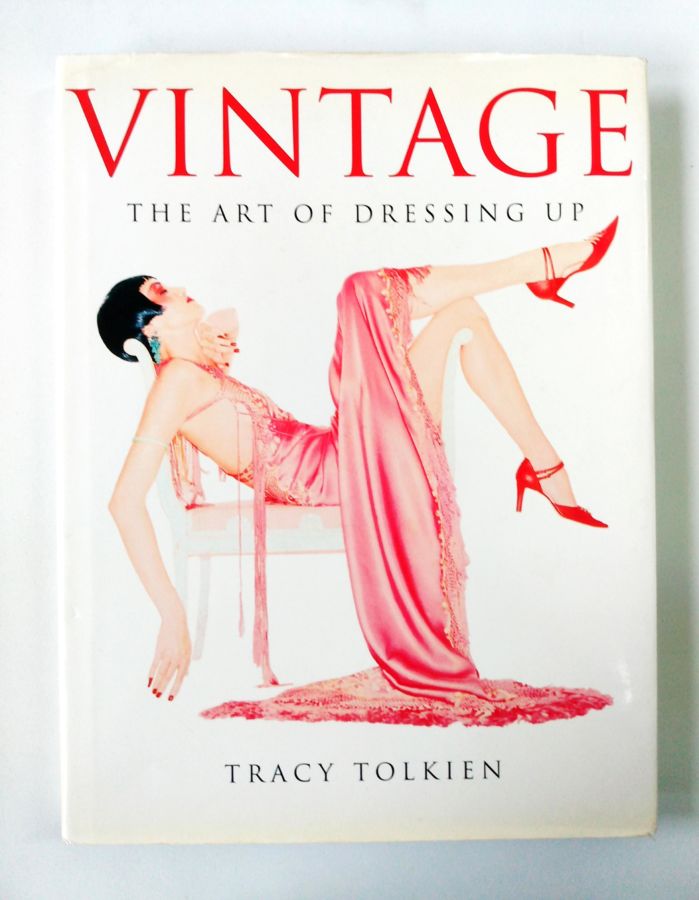 <a href="https://www.touchelivros.com.br/livro/vintage-the-art-of-dressing-up/">Vintage – the Art of Dressing Up - Tracy Tolkien</a>