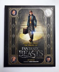 <a href="https://www.touchelivros.com.br/livro/inside-the-magicthe-making-of-fantastic-beasts-and-where-to-find-them/">Inside the Magic:the Making of Fantastic Beasts and Where to Find Them - Ian Nathan</a>