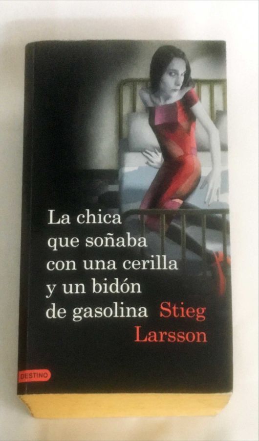 <a href="https://www.touchelivros.com.br/livro/la-chica-que-sonaba-con-una-cerilla-y-un-bidon-de-gasolina/">La Chica Que Soñaba Con Una Cerilla Y Un Bidón De Gasolina - Stieg Larsson</a>