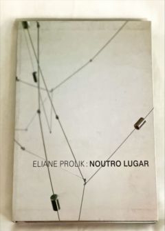 <a href="https://www.touchelivros.com.br/livro/noutro-lugar/">Noutro Lugar - Eliane Prolik</a>