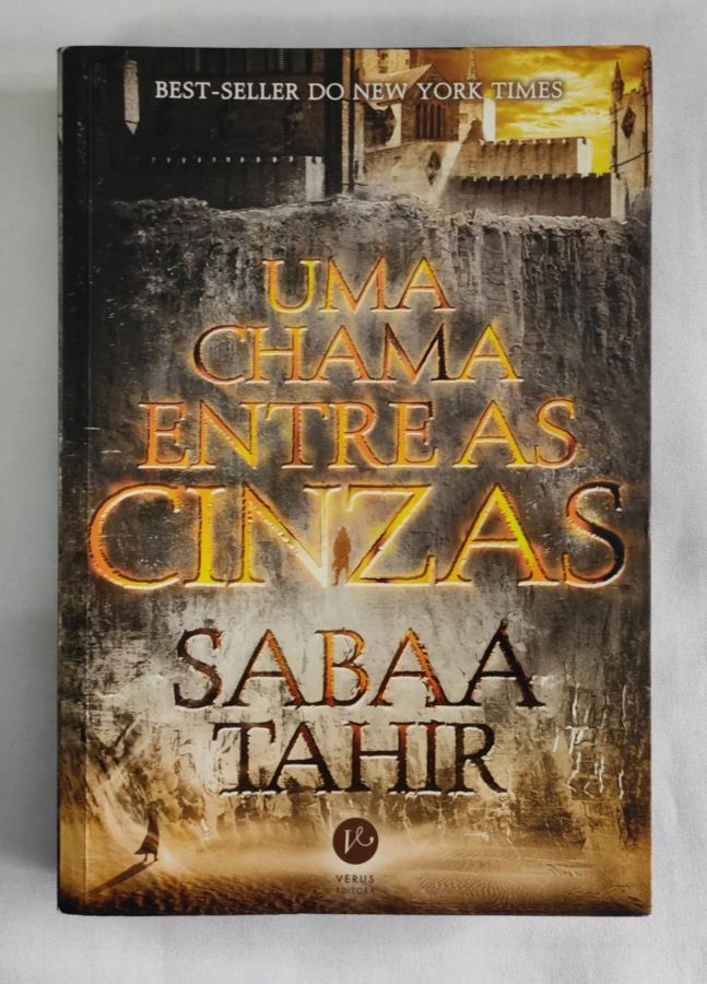 <a href="https://www.touchelivros.com.br/livro/uma-chama-entre-as-cinzas-2/">Uma Chama Entre As Cinzas - Sabaa Tahir</a>