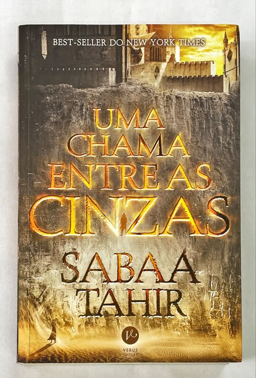 <a href="https://www.touchelivros.com.br/livro/uma-chama-entre-as-cinzas/">Uma Chama Entre As Cinzas - Sabaa Tahir</a>