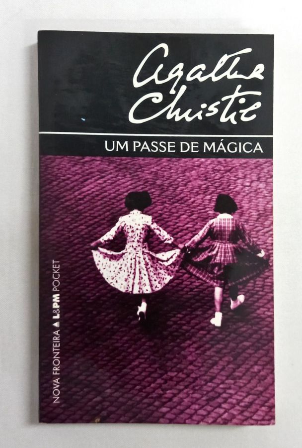 <a href="https://www.touchelivros.com.br/livro/um-passe-de-magica/">Um Passe De Mágica - Agatha Christie</a>