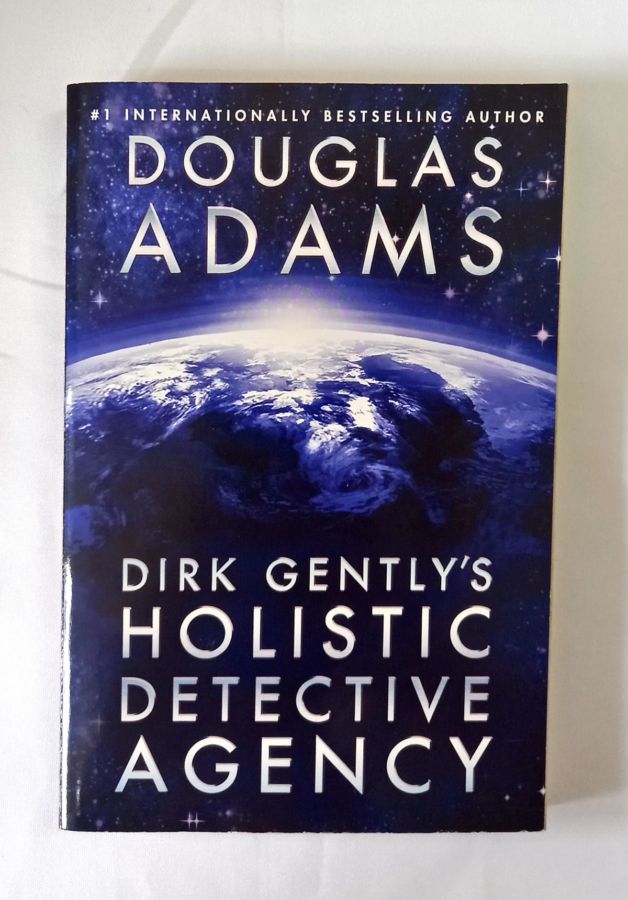 <a href="https://www.touchelivros.com.br/livro/dirk-gentlys-holistic-detective-agency/">Dirk Gently’s Holistic Detective Agency - Douglas Adams</a>