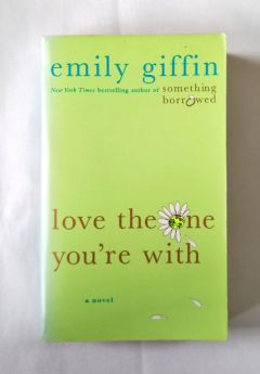 <a href="https://www.touchelivros.com.br/livro/love-the-one-youre-with/">Love the One You’re with - Emily Giffin</a>
