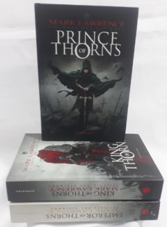 <a href="https://www.touchelivros.com.br/livro/colecao-trilogia-dos-espinhos-prince-of-thorns-3-volumes/">Coleção Trilogia Dos Espinhos – Prince of Thorns – 3 Volumes. - Mark Lawrence</a>