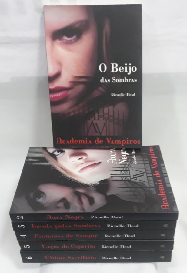 <a href="https://www.touchelivros.com.br/livro/colecao-serie-academia-de-vampiros-6-volumes/">Coleção Série Academia De Vampiros – 6 Volumes - Richelle Mead</a>