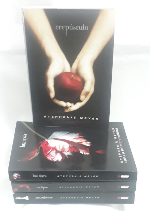 <a href="https://www.touchelivros.com.br/livro/colecao-serie-crepusculo-4-volumes-2/">Coleção Série Crepúsculo – 4 Volumes - Stephenie Meyer</a>