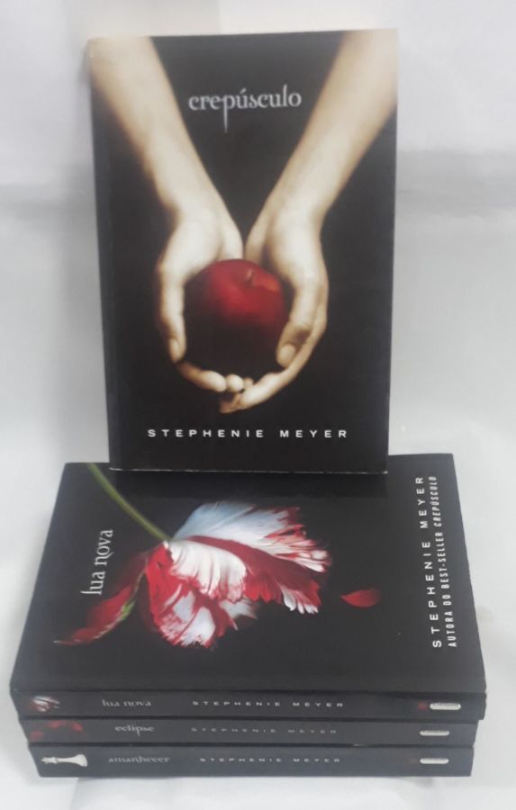 <a href="https://www.touchelivros.com.br/livro/colecao-serie-crepusculo-4-volumes/">Coleção Série Crepúsculo – 4 Volumes - Stephenie Meyer</a>