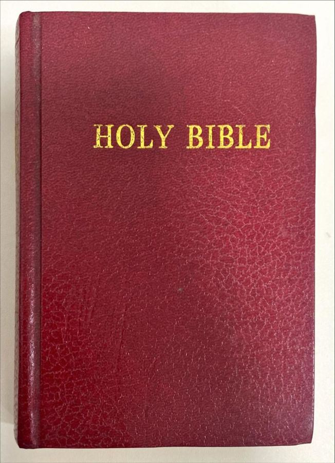 <a href="https://www.touchelivros.com.br/livro/holy-bible-de-bolso1/">Holy Bible (De Bolso)1 - Vários Autores</a>